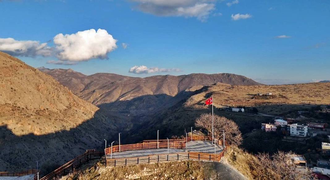 O kentin cazibe merkezi oldu: Tarihi kalede ışıklandırma sürprizi! Hem gündüz, hem akşam ziyaret edilebiliyor 3
